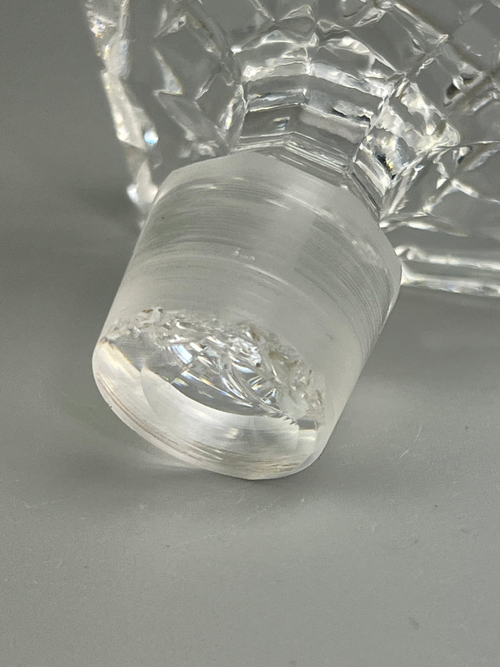 Bottiglia in cristallo molato con tappo design geometrico