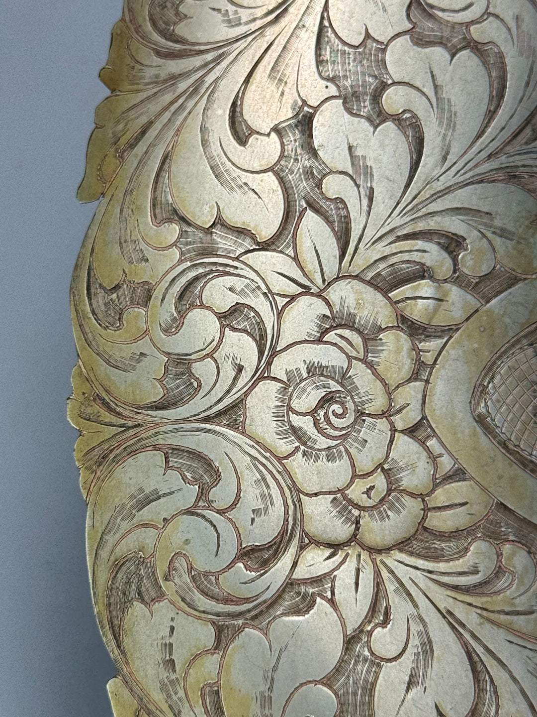 Centrotavola in metallo dorato con decoro floreale inciso vintage