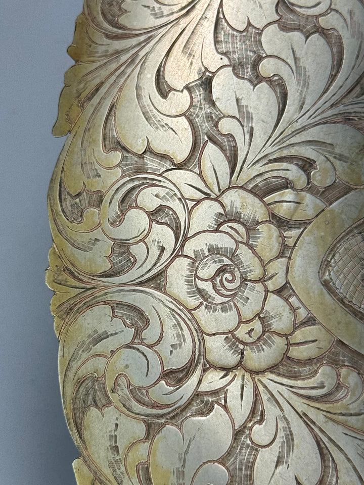Centrotavola in metallo dorato con decoro floreale inciso vintage