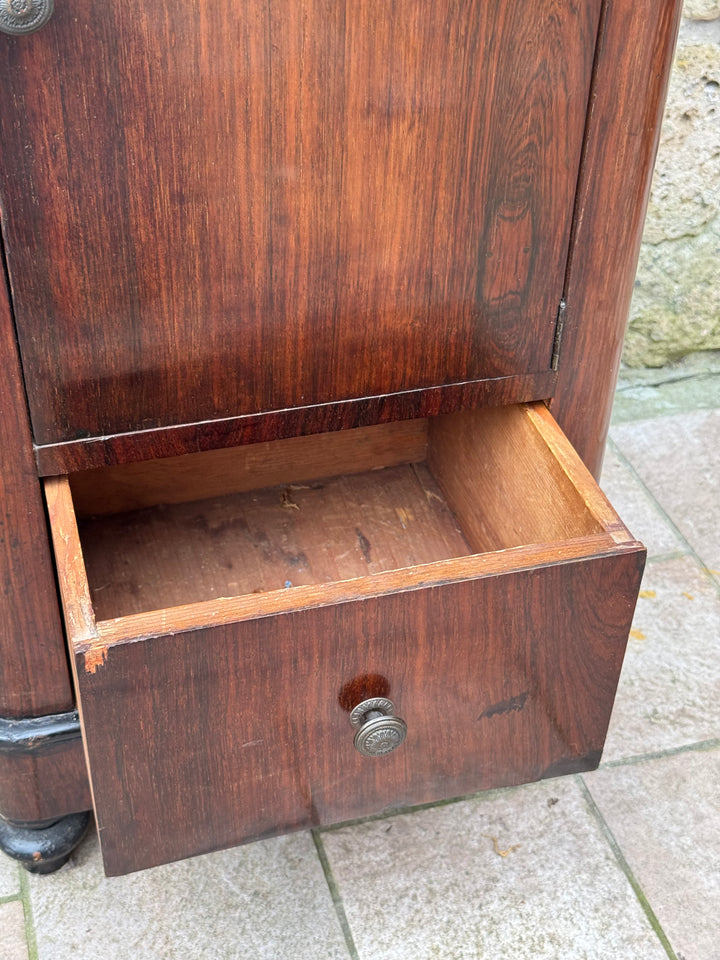 Comodino antico a colonna con anta e due cassetti Italia prima metà Novecento