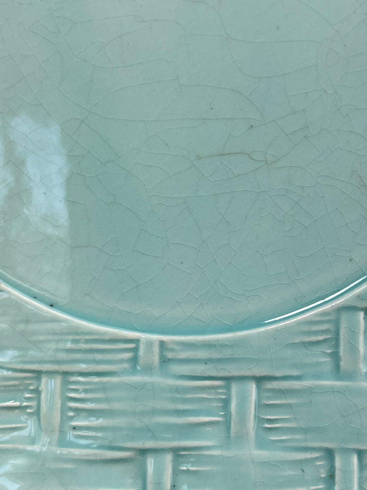 Piatto decorativo in ceramica azzurra con fragole in rilievo