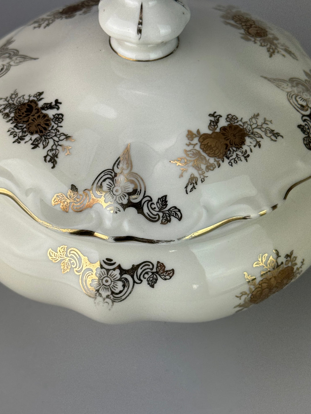 Scatola vintage in porcellana Bavaria con decoro floreale dorato