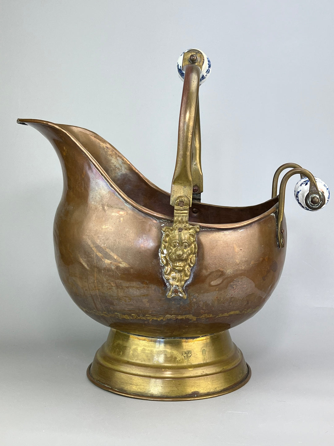 Versatoio in rame per carbone con manici in porcellana decorata