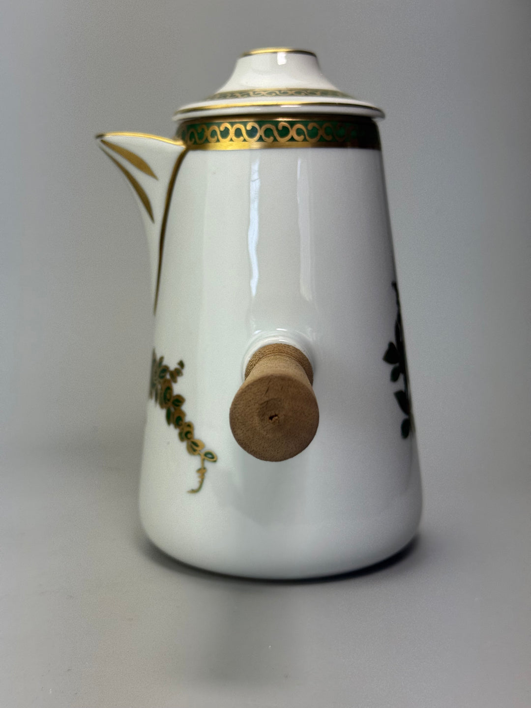 Cioccolatiera vintage in porcellana decorata con manico in legno