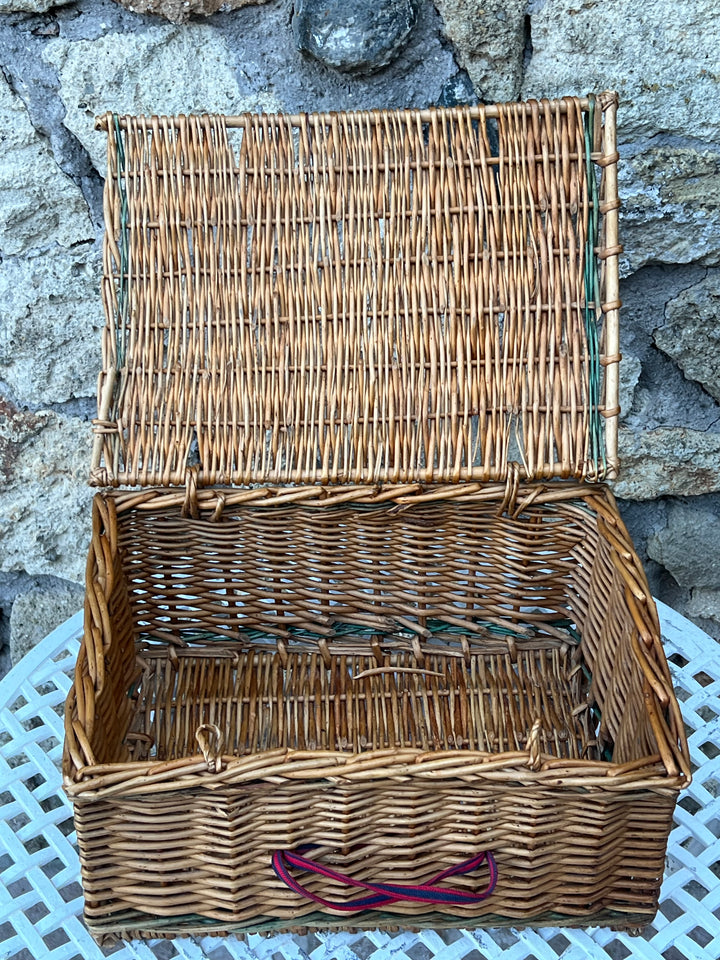 Cesta in vimini intrecciato con coperchio