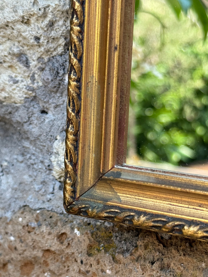 Specchi da parete vintage in legno dorato con cornice lavorata
