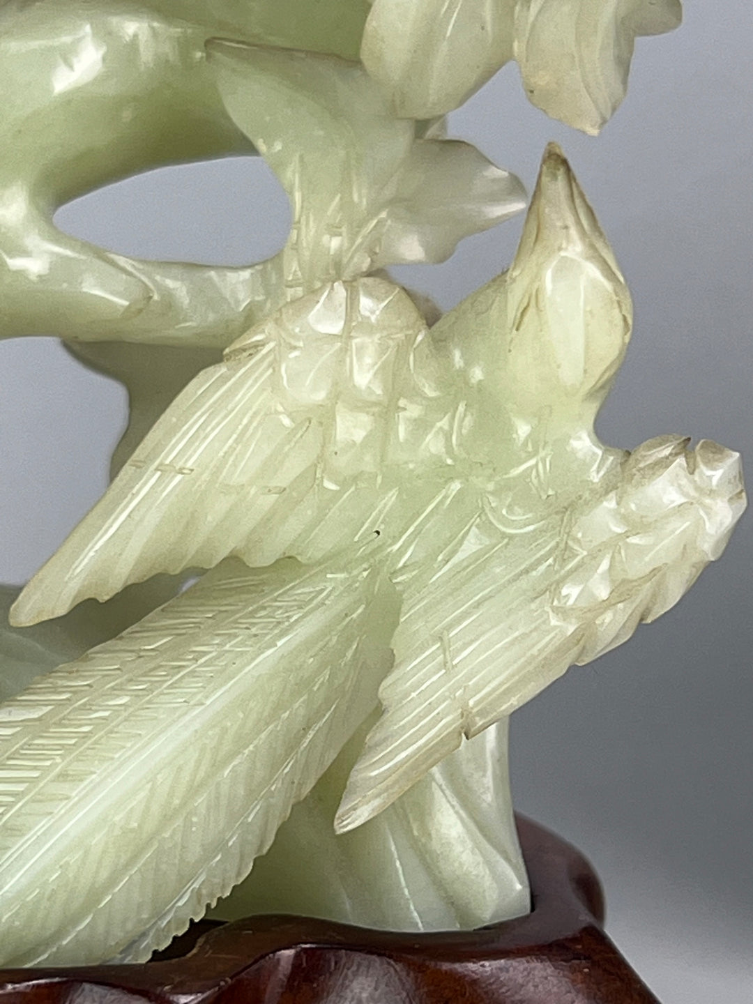 Scultura orientale in giada, Fenice su base in legno intagliato