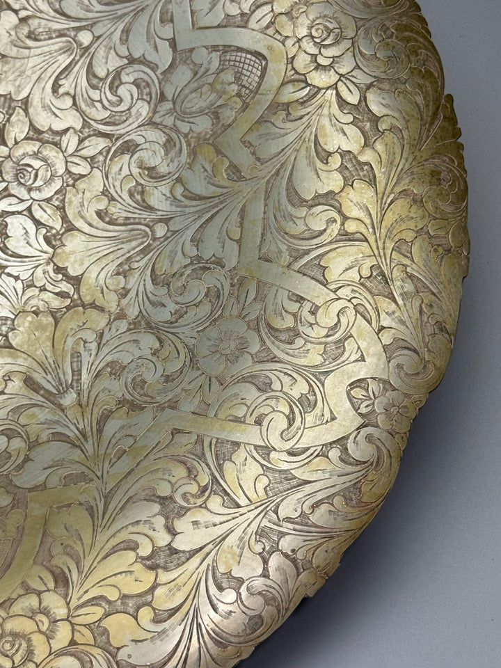 Centrotavola in metallo dorato con decoro floreale inciso vintage