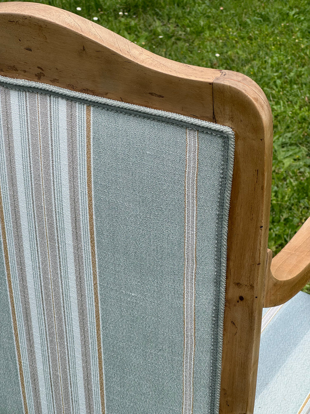 Coppia di poltrone francesi in legno chiaro con rivestimento a righe azzurro e beige