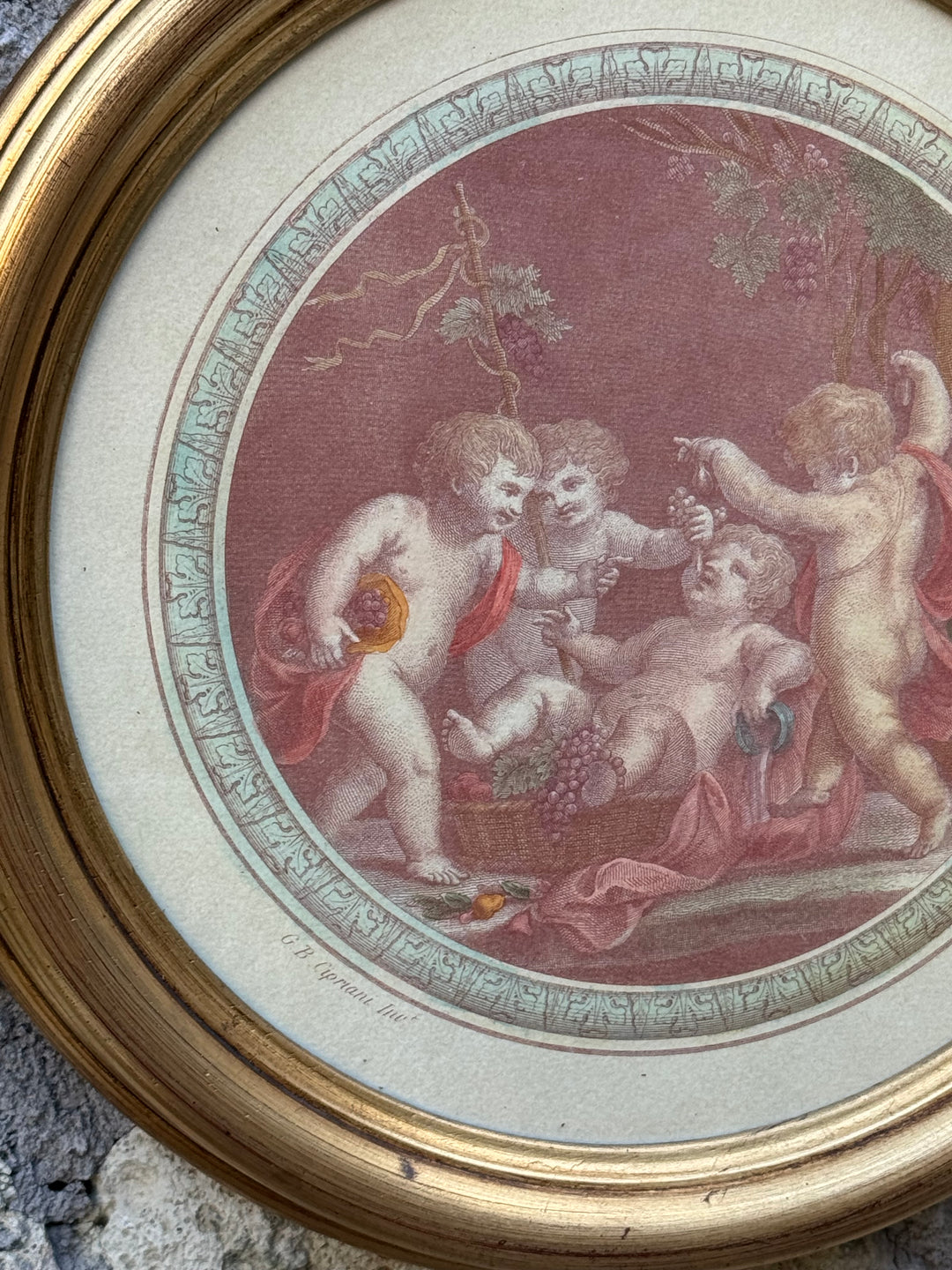 Stampe tonde con raffigurazione putti con cornici dorate