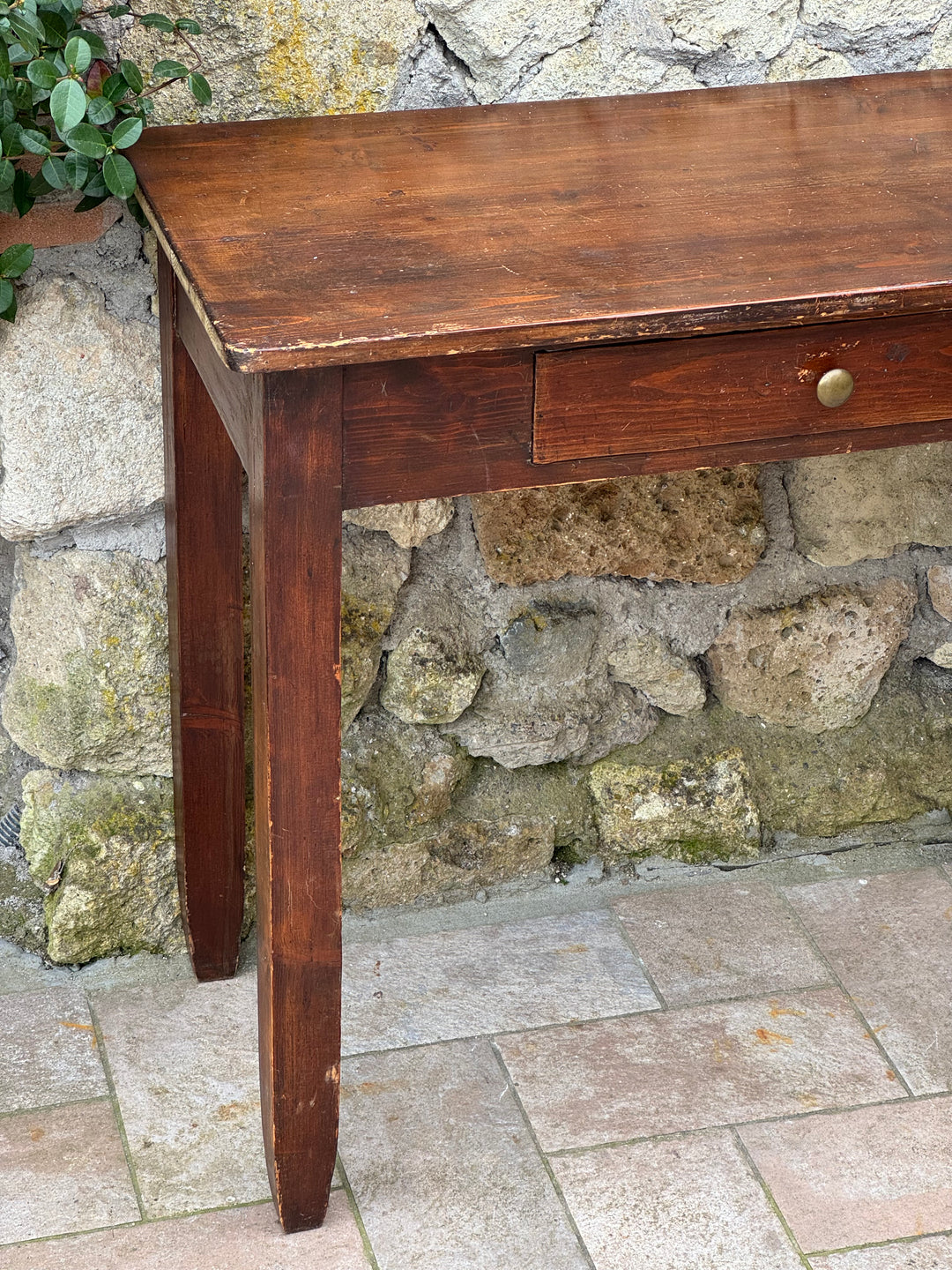 Scrittoio vintage in legno massello con cassetto centrale