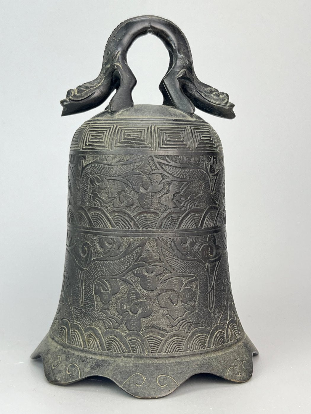 Campana cinese in bronzo con iscrizioni e decori a rilievo XX secolo