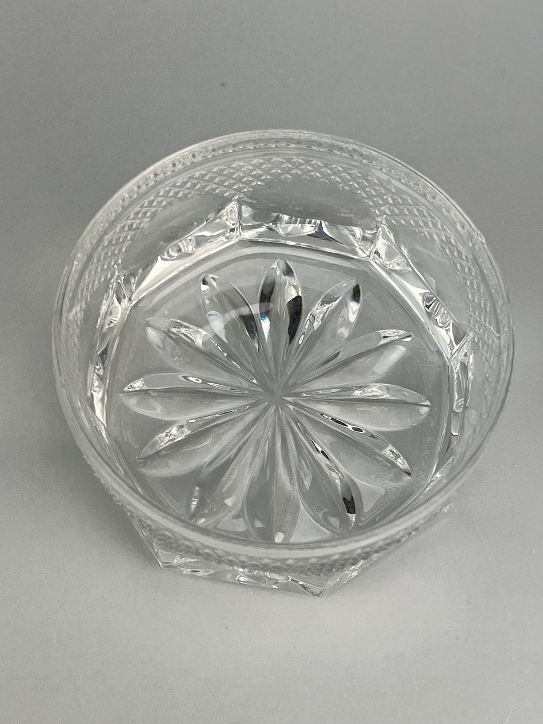 Porta bon bon in cristallo molato con coperchio