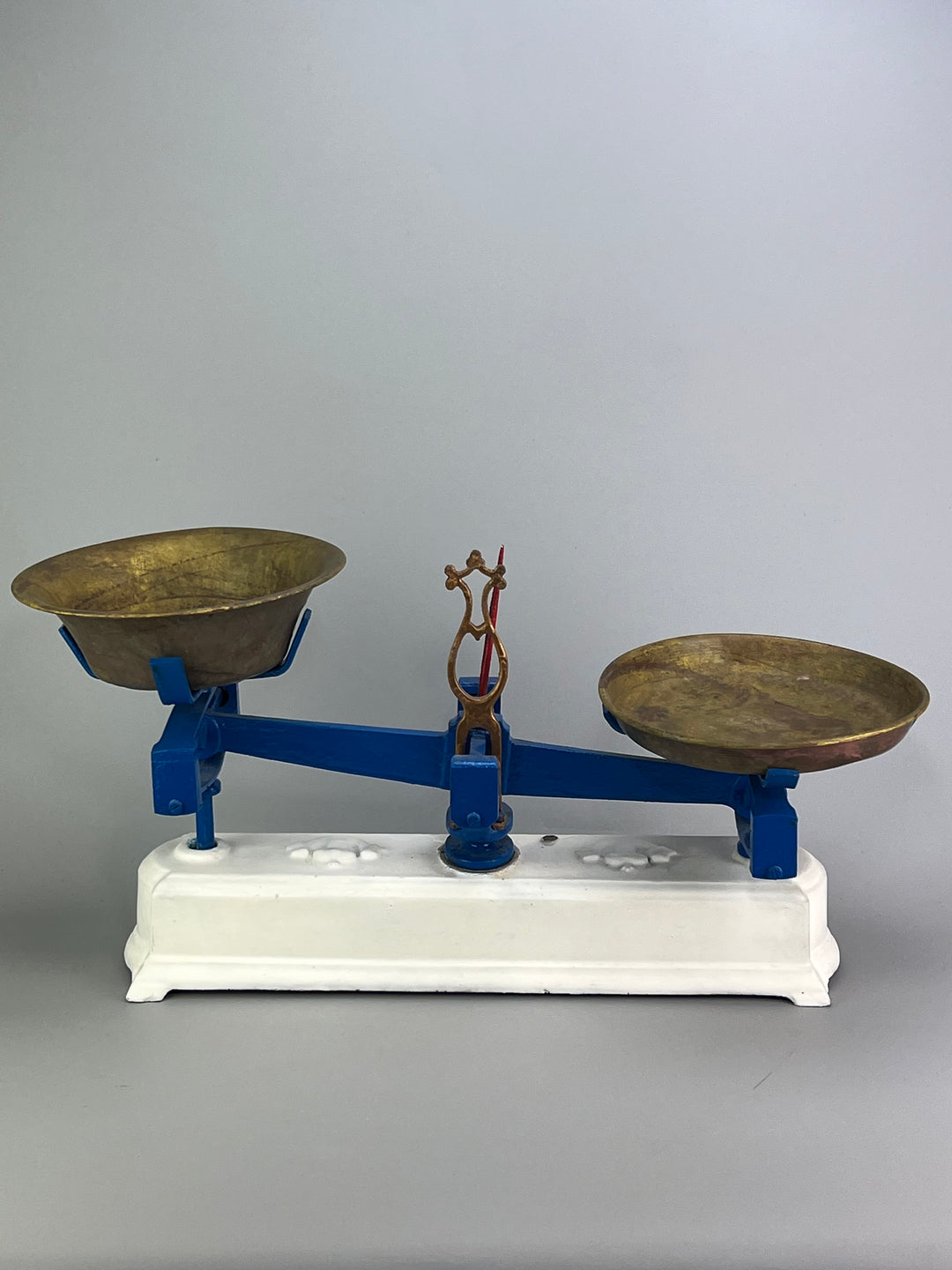 Bilancia vintage in ghisa con piatti in ottone