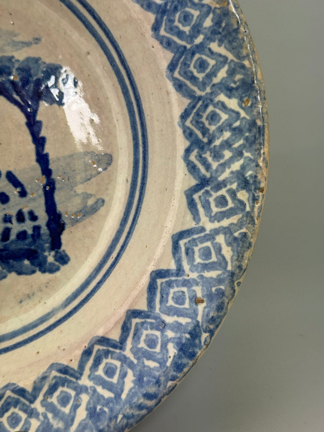 Piatto in maiolica decorata in blu produzione popolare italiana
