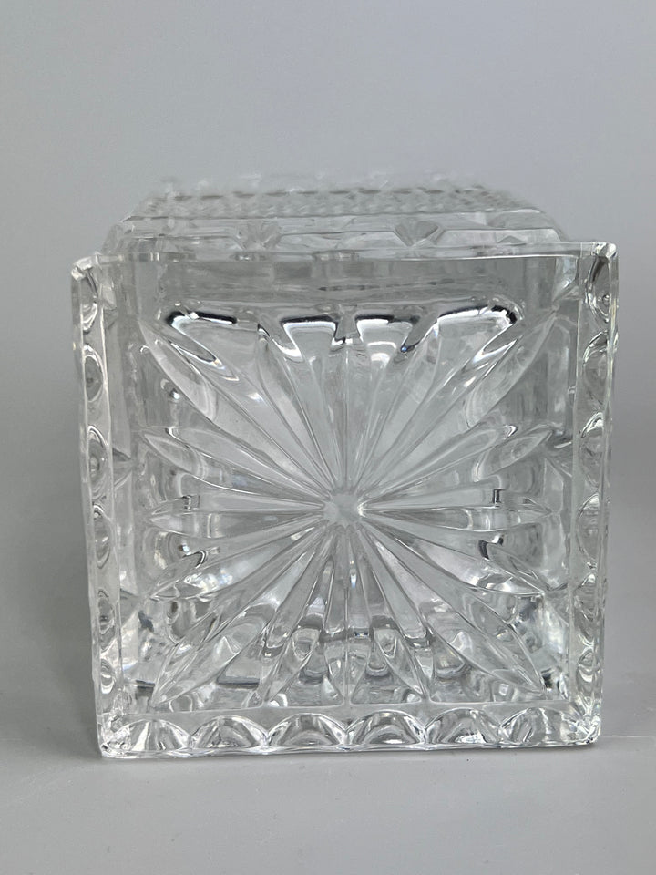 Bottiglia in cristallo molato con tappo design geometrico