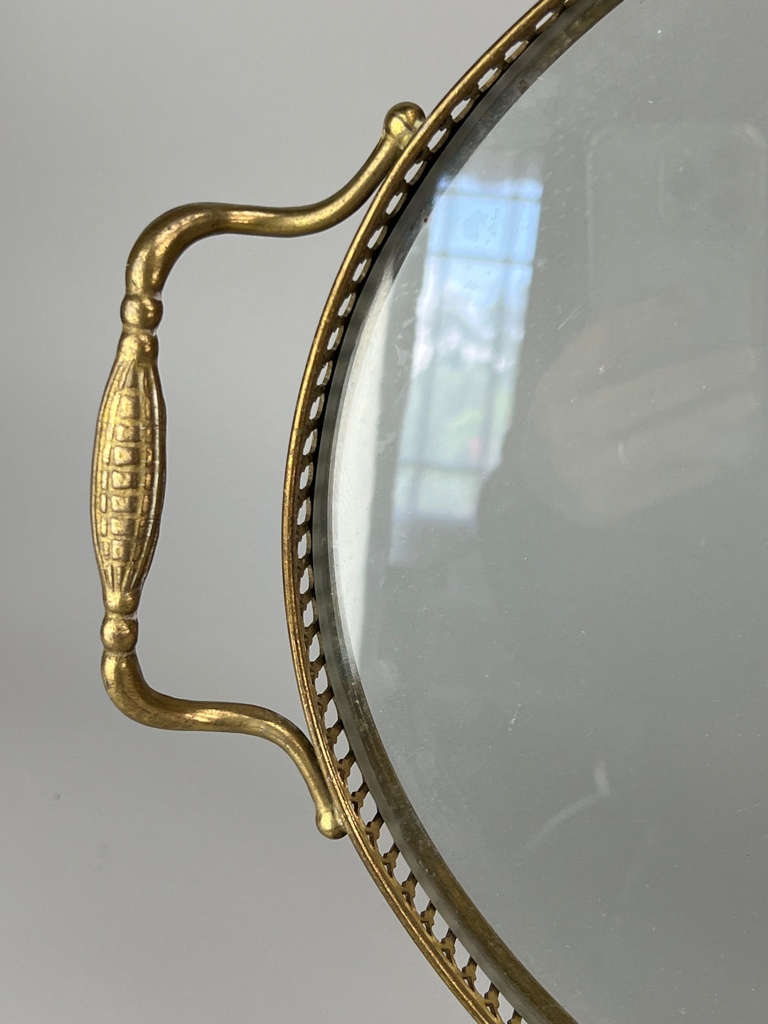 Vassoio Vintage in Vetro con Ringhiera in Ottone Traforato – Ovale