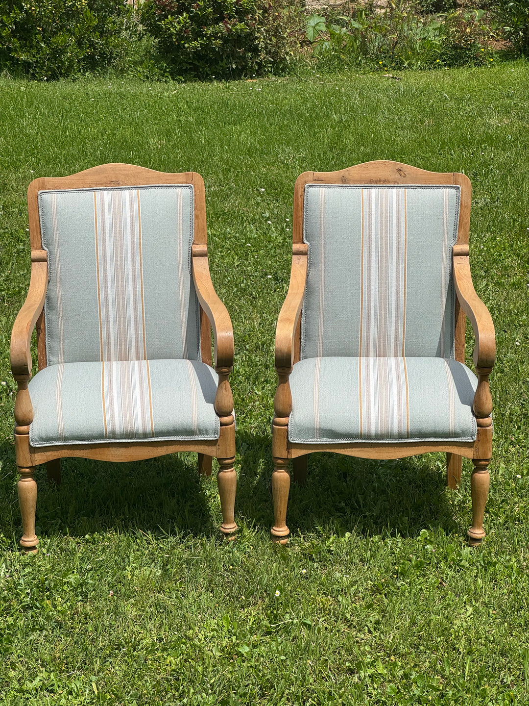 Coppia di poltrone francesi in legno chiaro con rivestimento a righe azzurro e beige