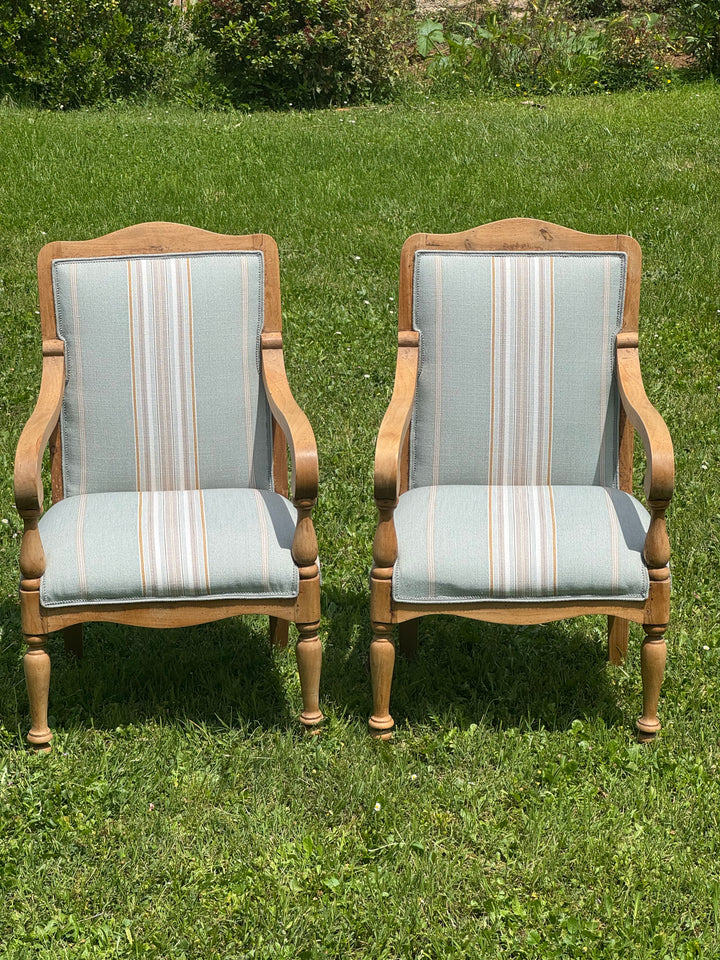 Coppia di poltrone francesi in legno chiaro con rivestimento a righe azzurro e beige