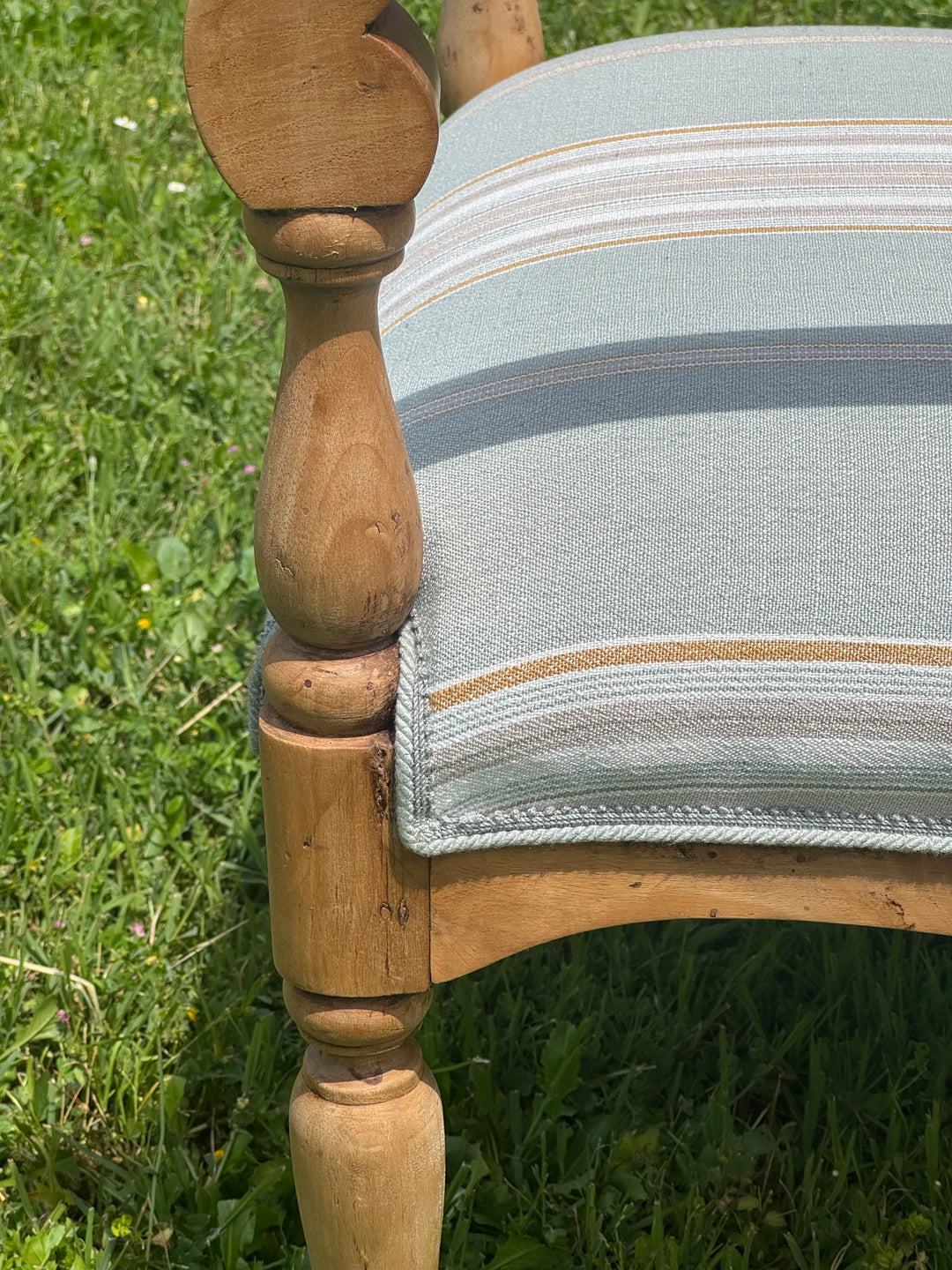 Coppia di poltrone francesi in legno chiaro con rivestimento a righe azzurro e beige