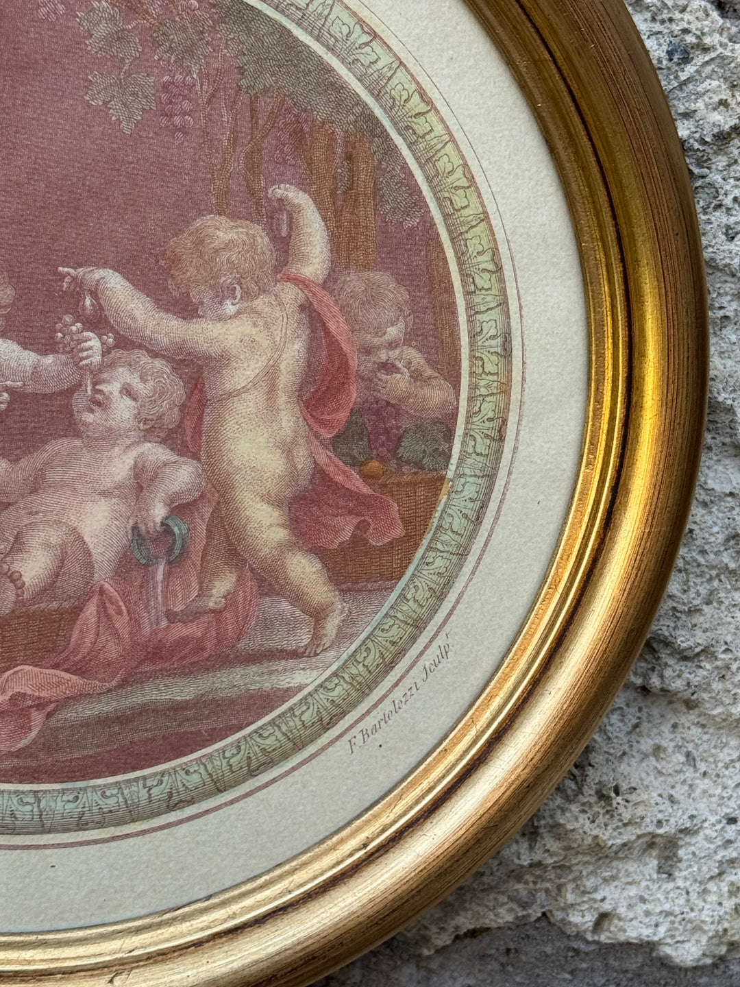 Stampe tonde con raffigurazione putti con cornici dorate