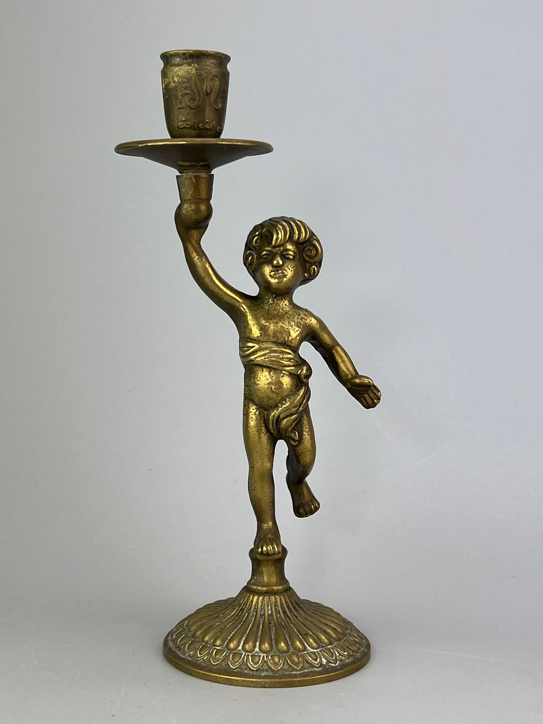 Coppia di putti portacandela in ottone dorato