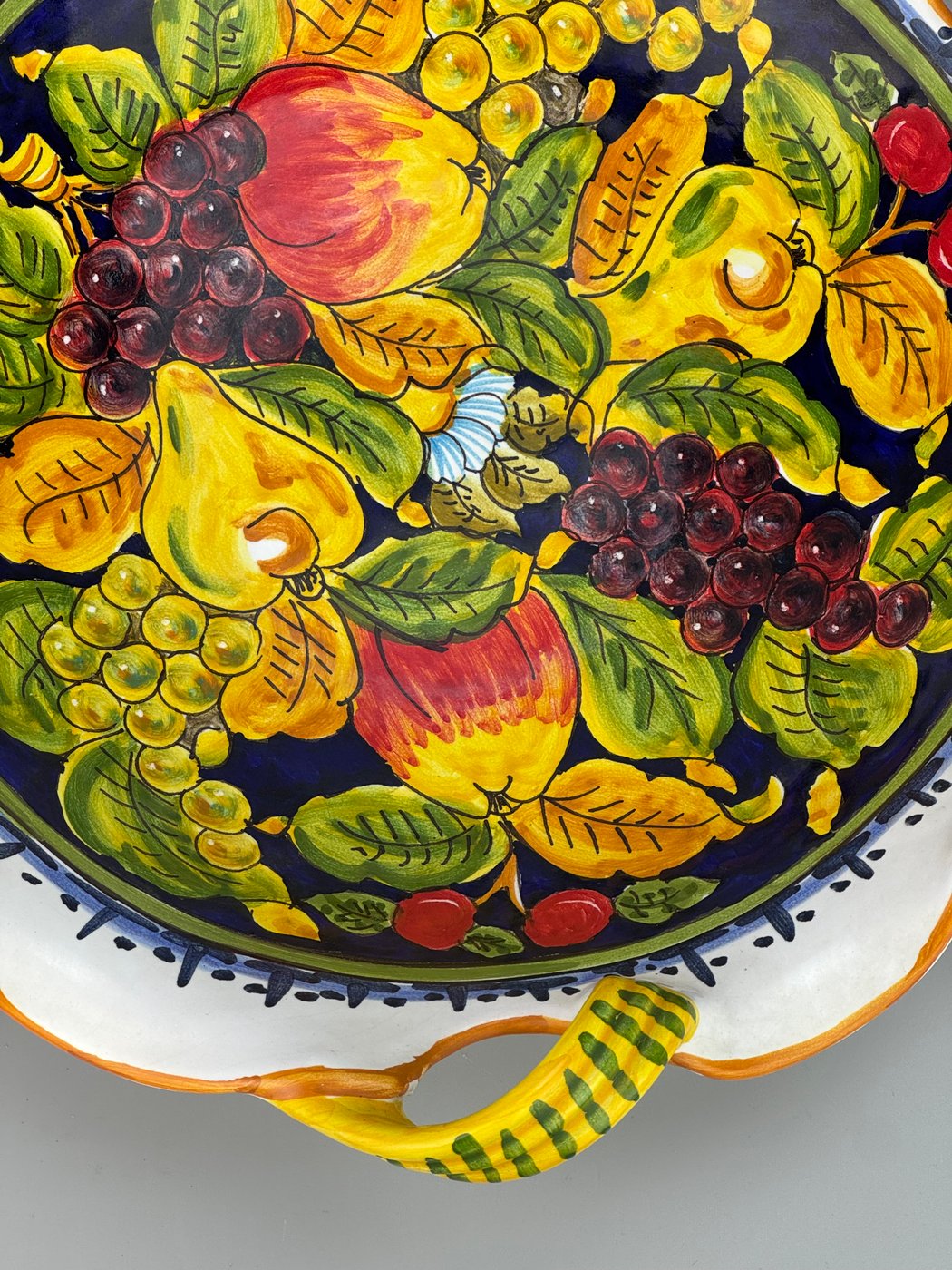 Centrotavola in ceramica dipinta a mano Deruta con decoro frutta con manici