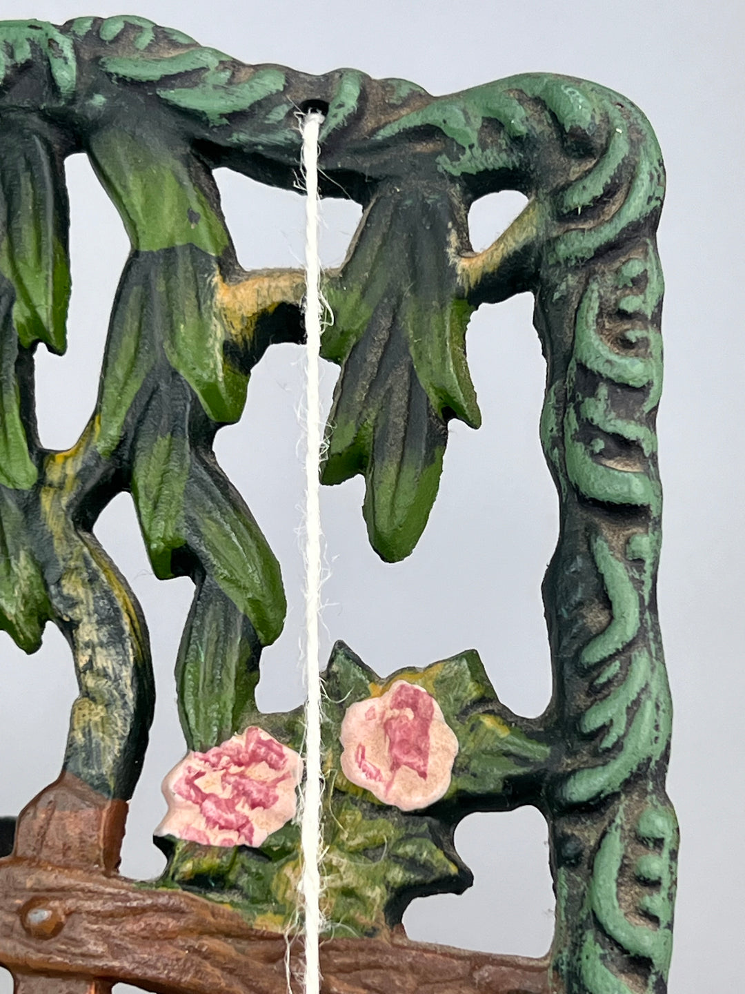 Leggio vintage in ghisa decorata scena con papere