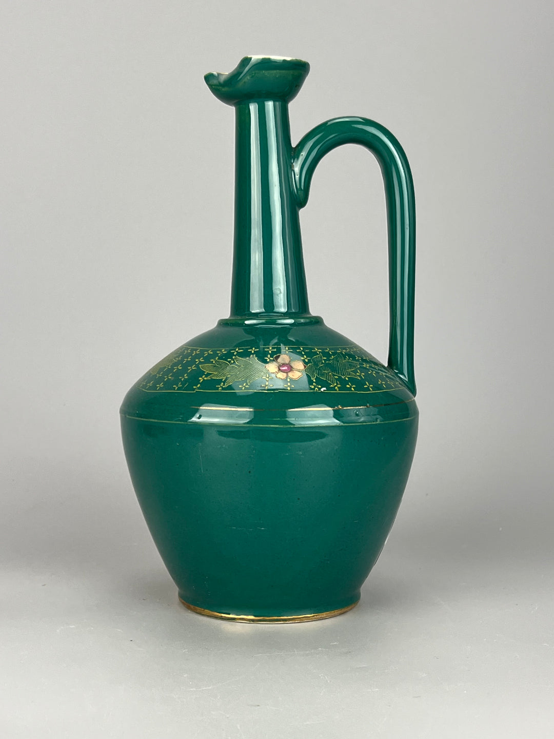 Brocca ceramica verde decorata