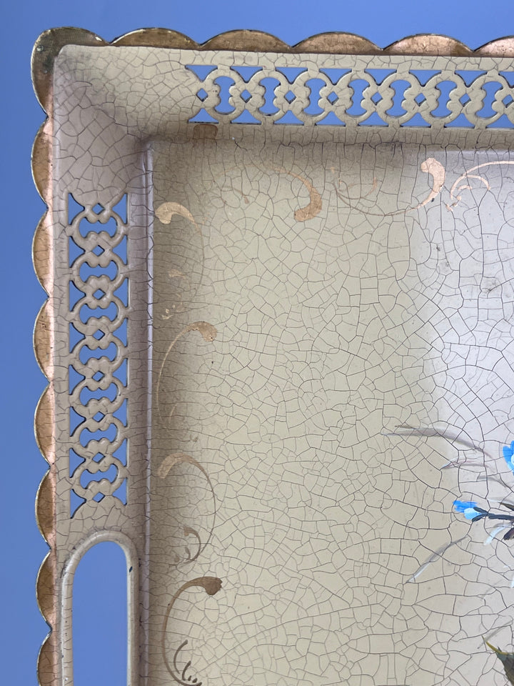 Vassoio in Metallo con Fiori Dipinti a Mano e Bordo traforato – Stile Vintage