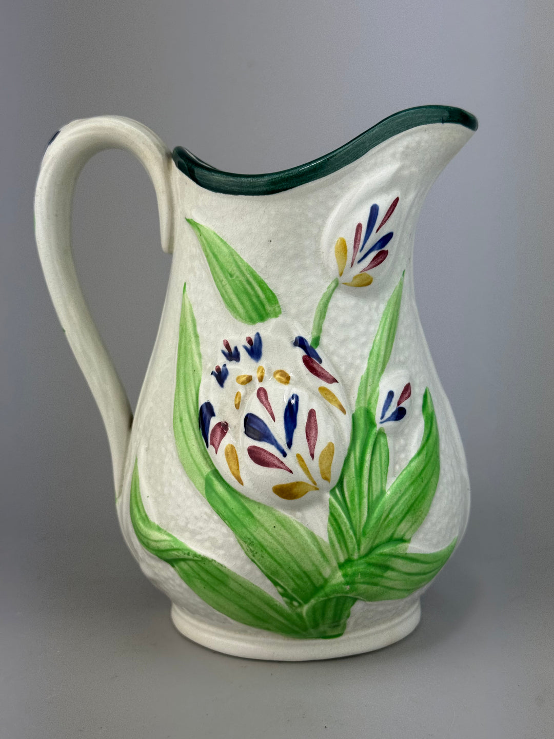 Brocca in ceramica decorata a mano con motivo floreale