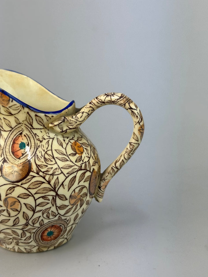 Lattiera in ceramica decorata con motivo floreale