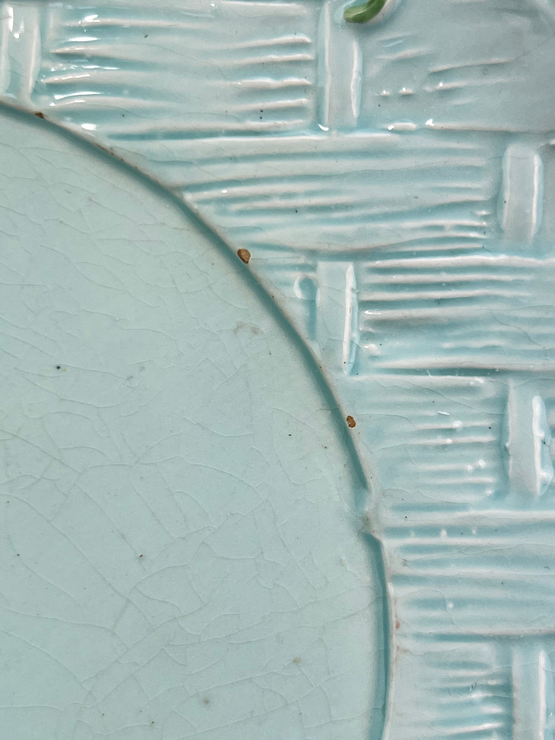 Piatto decorativo in ceramica azzurra con fragole in rilievo