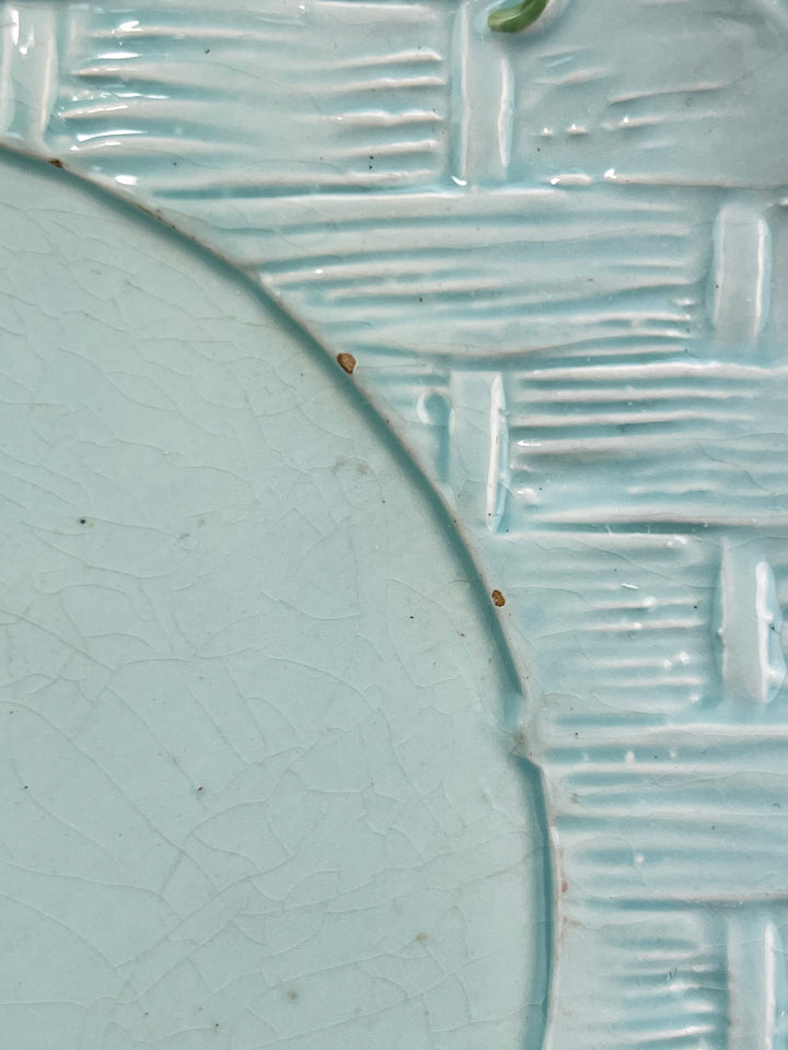 Piatto decorativo in ceramica azzurra con fragole in rilievo