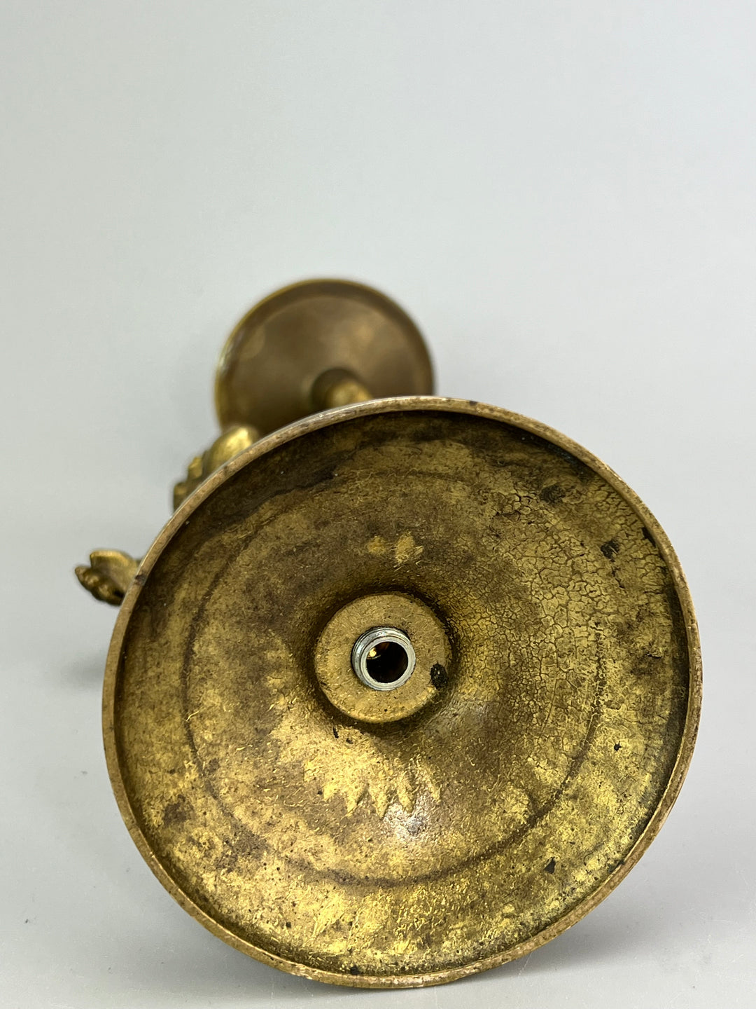 Coppia di putti portacandela in ottone dorato