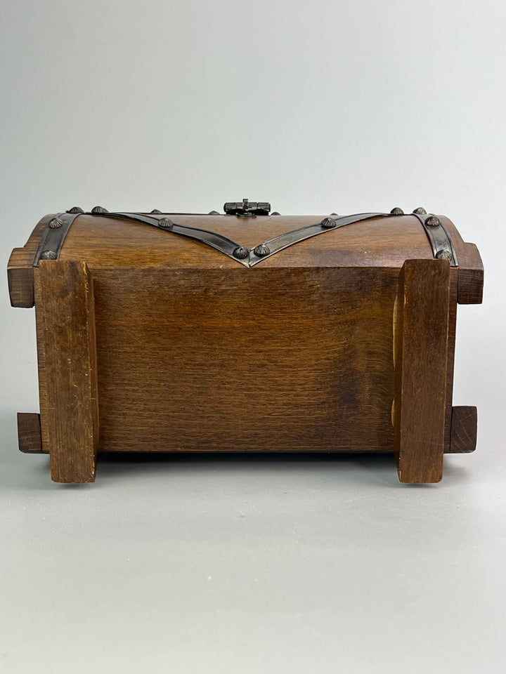 Bauletto vintage in legno e metallo con interno in velluto rosso