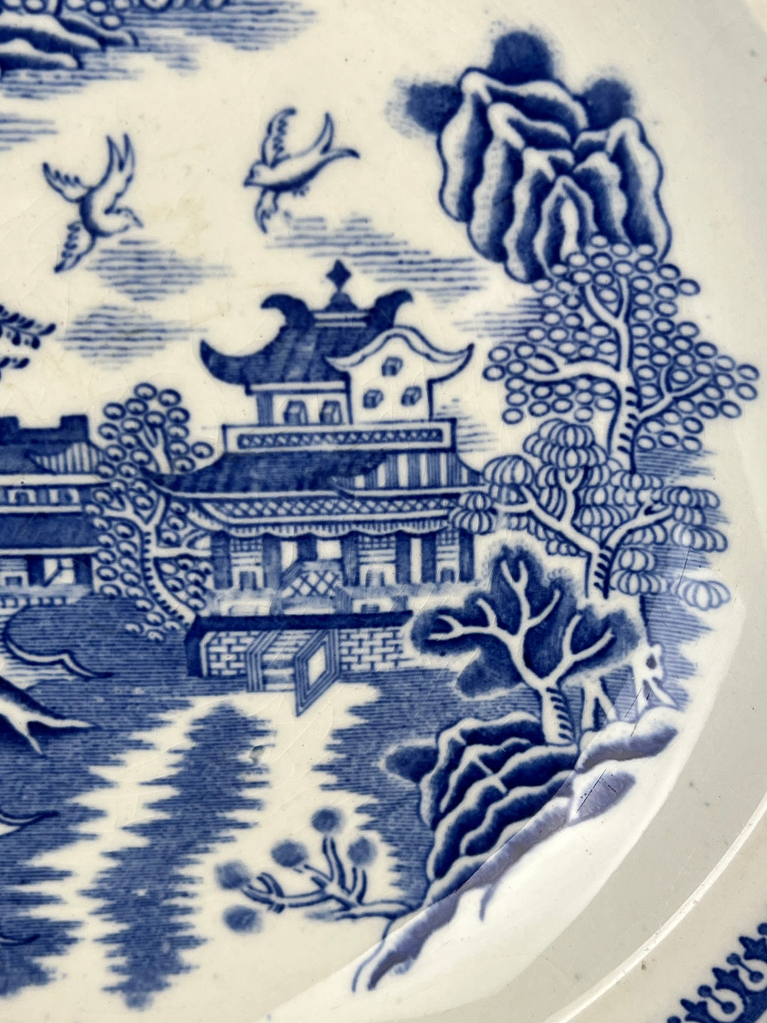 Piatto Cauldon Semi China – Willow Pattern Blu su Fondo Avorio
