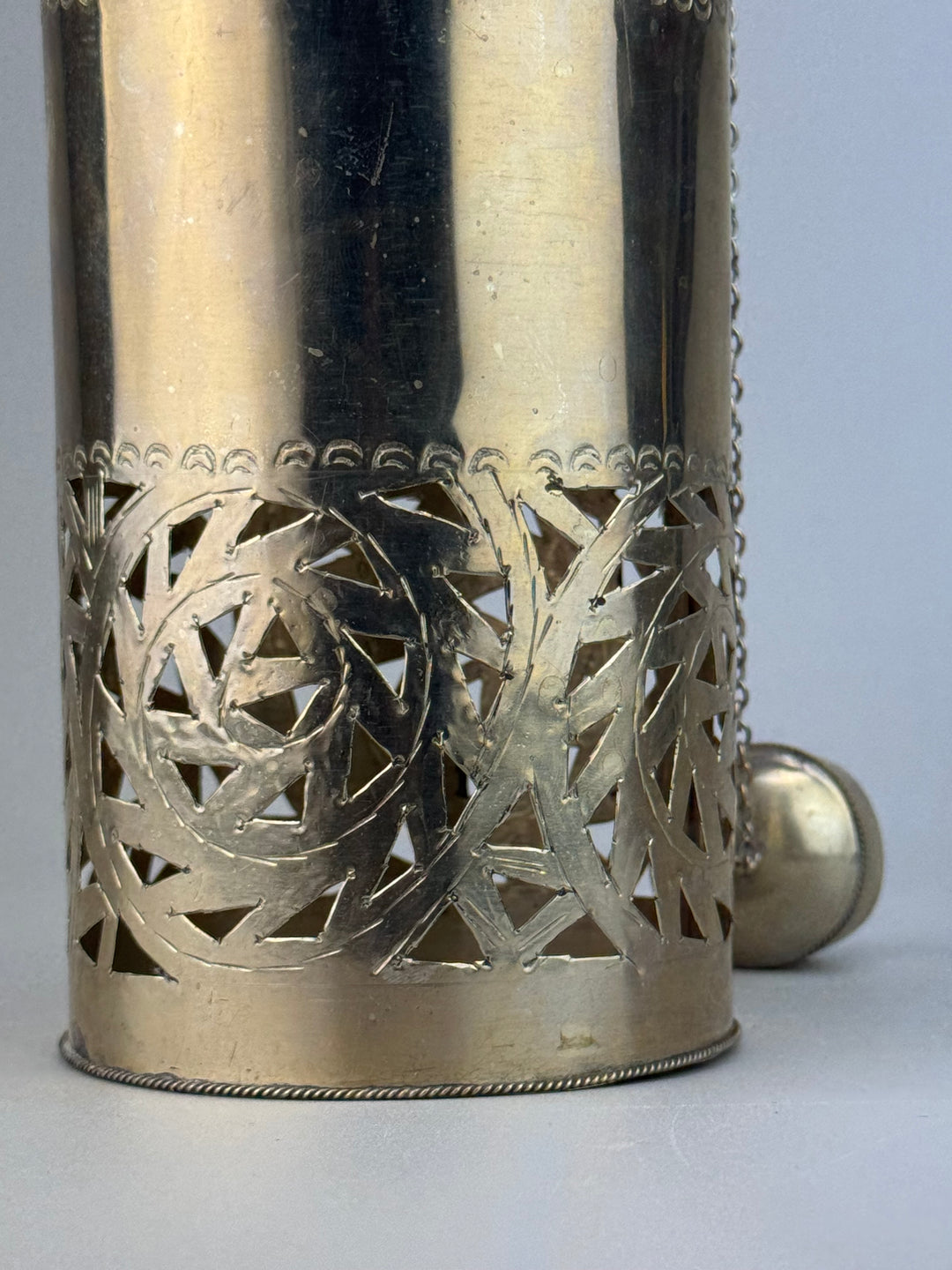 Portabottiglie decorativo in metallo traforato con coperchio