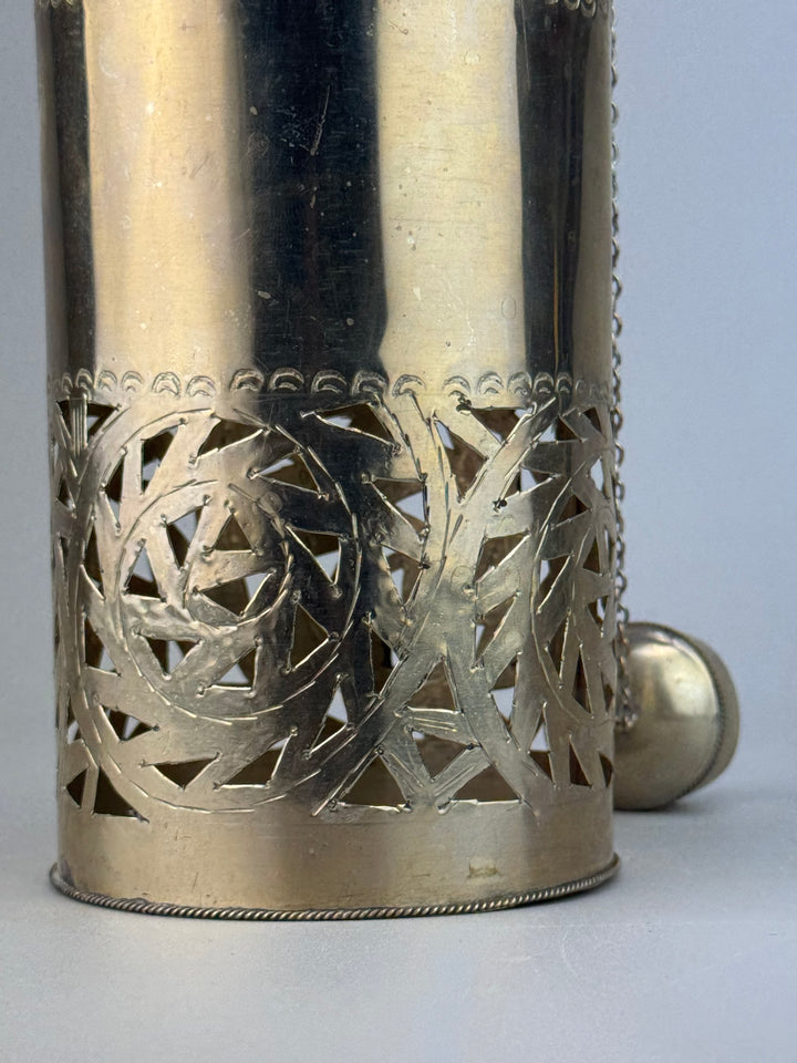 Portabottiglie decorativo in metallo traforato con coperchio