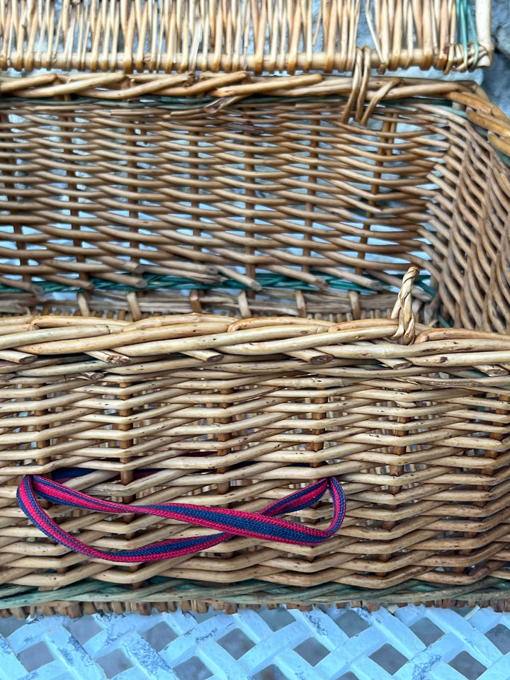 Cesta in vimini intrecciato con coperchio