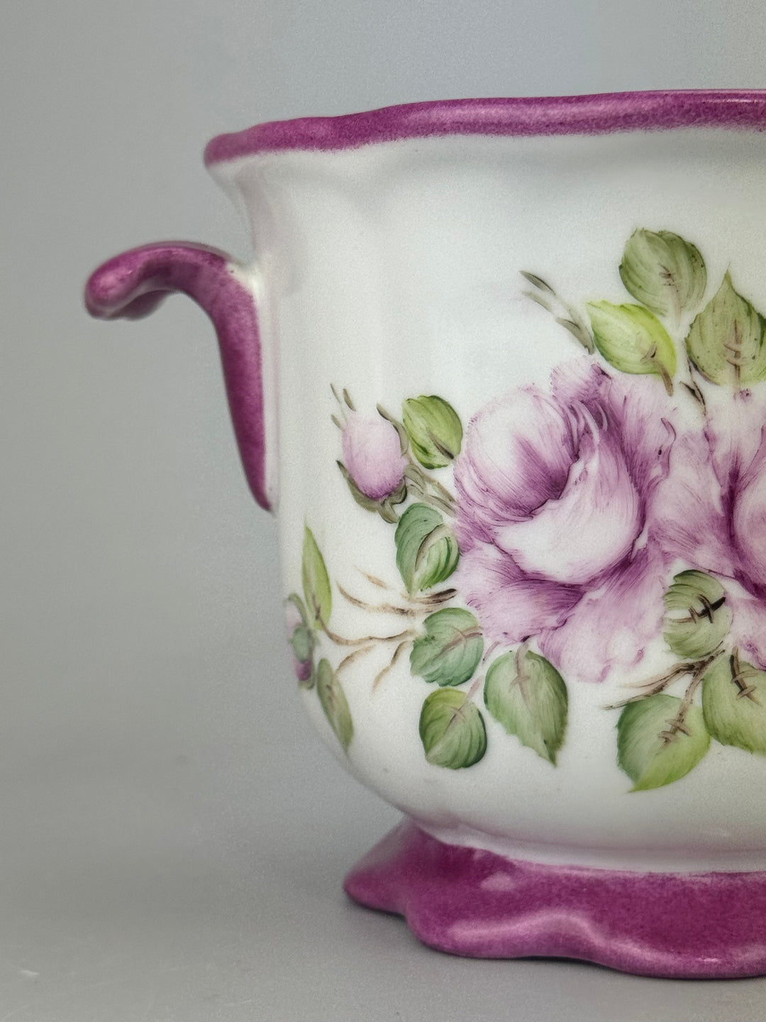 Piccolo cachepot in porcellana dipinta a mano con rose vintage