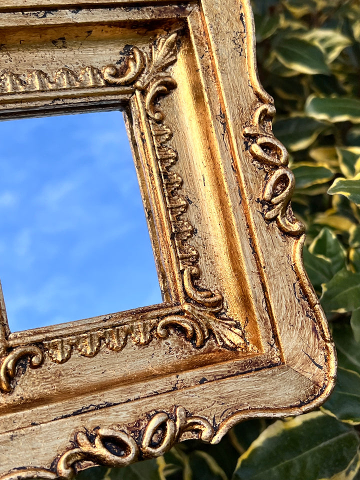 Specchietto dorato con decoro a rilievo misure 18,5x16
