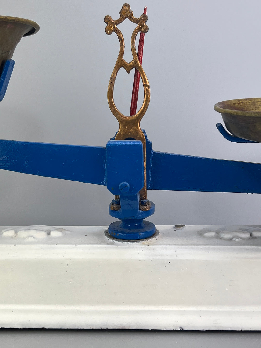 Bilancia vintage in ghisa con piatti in ottone