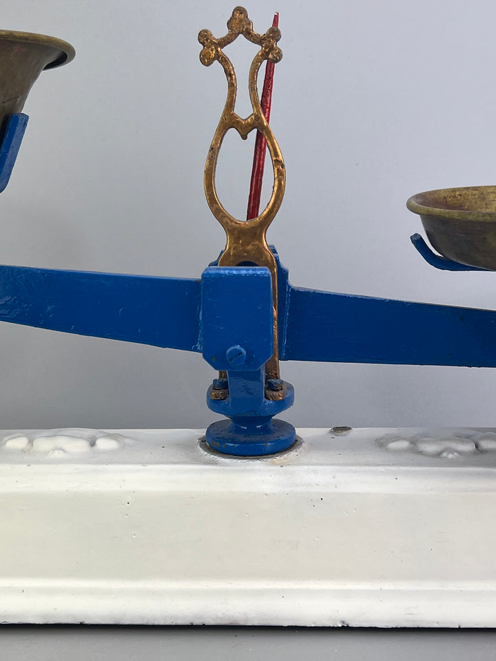 Bilancia vintage in ghisa con piatti in ottone