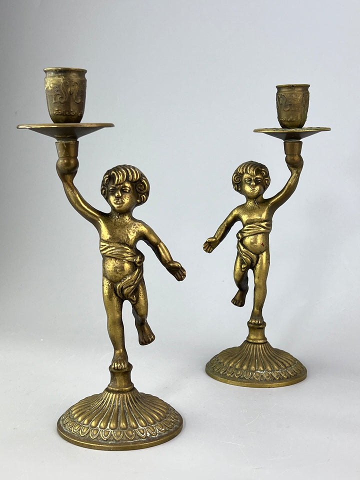 Coppia di putti portacandela in ottone dorato