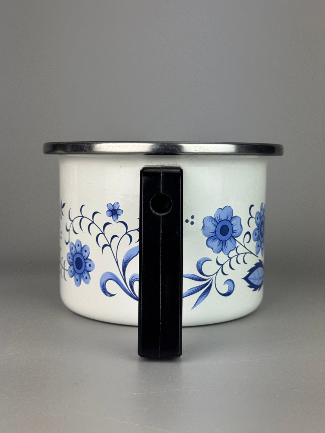 Set pentole vintage smaltate bianche e blu con decorazione floreale