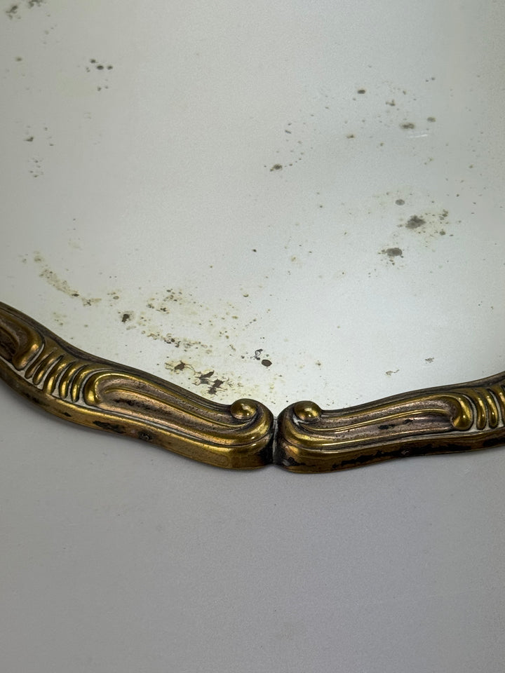Vassoio vintage con specchio a mercurio e bordo in ottone dorato con piedini