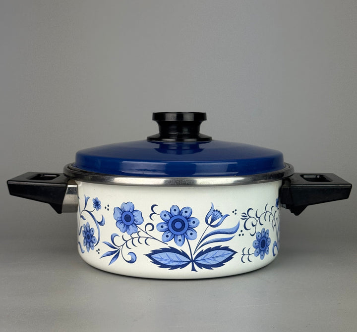 Set pentole vintage smaltate bianche e blu con decorazione floreale