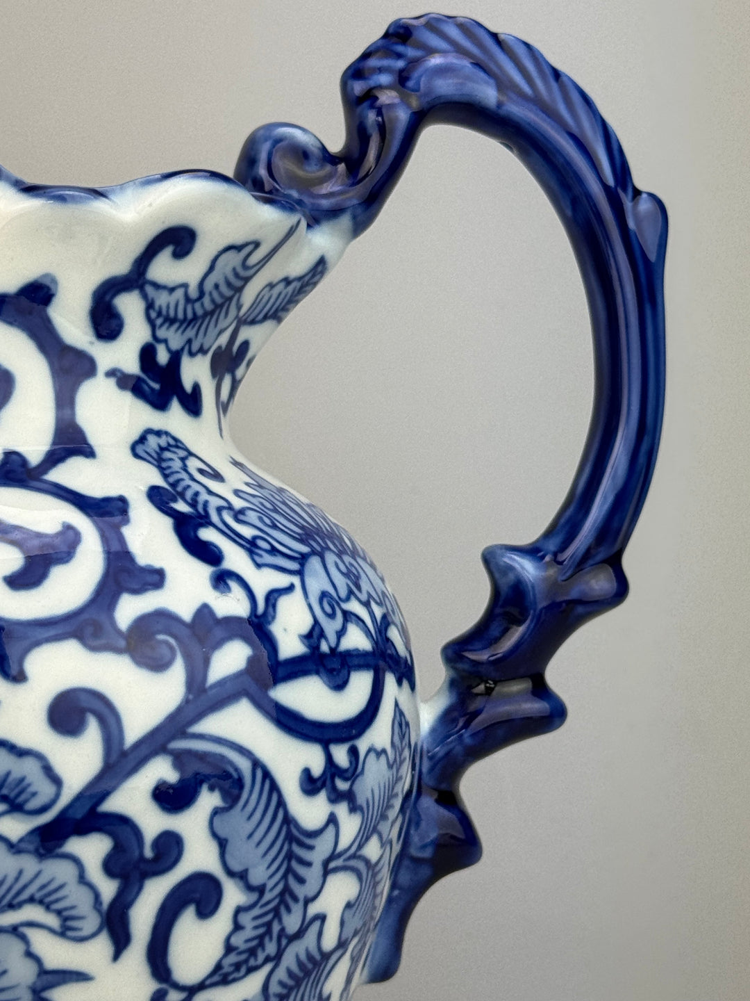 Brocca vintage in ceramica bianca e blu con decoro floreale