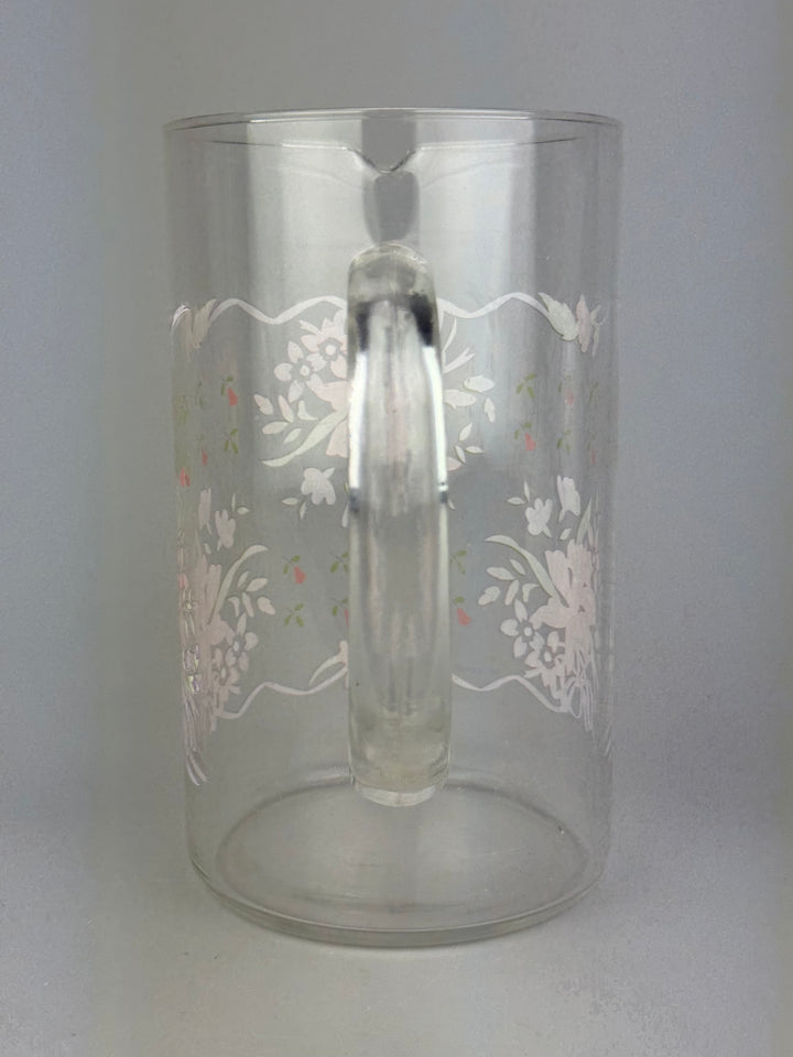 Brocca vintage in vetro trasparente con decorazione floreale rosa e lilla
